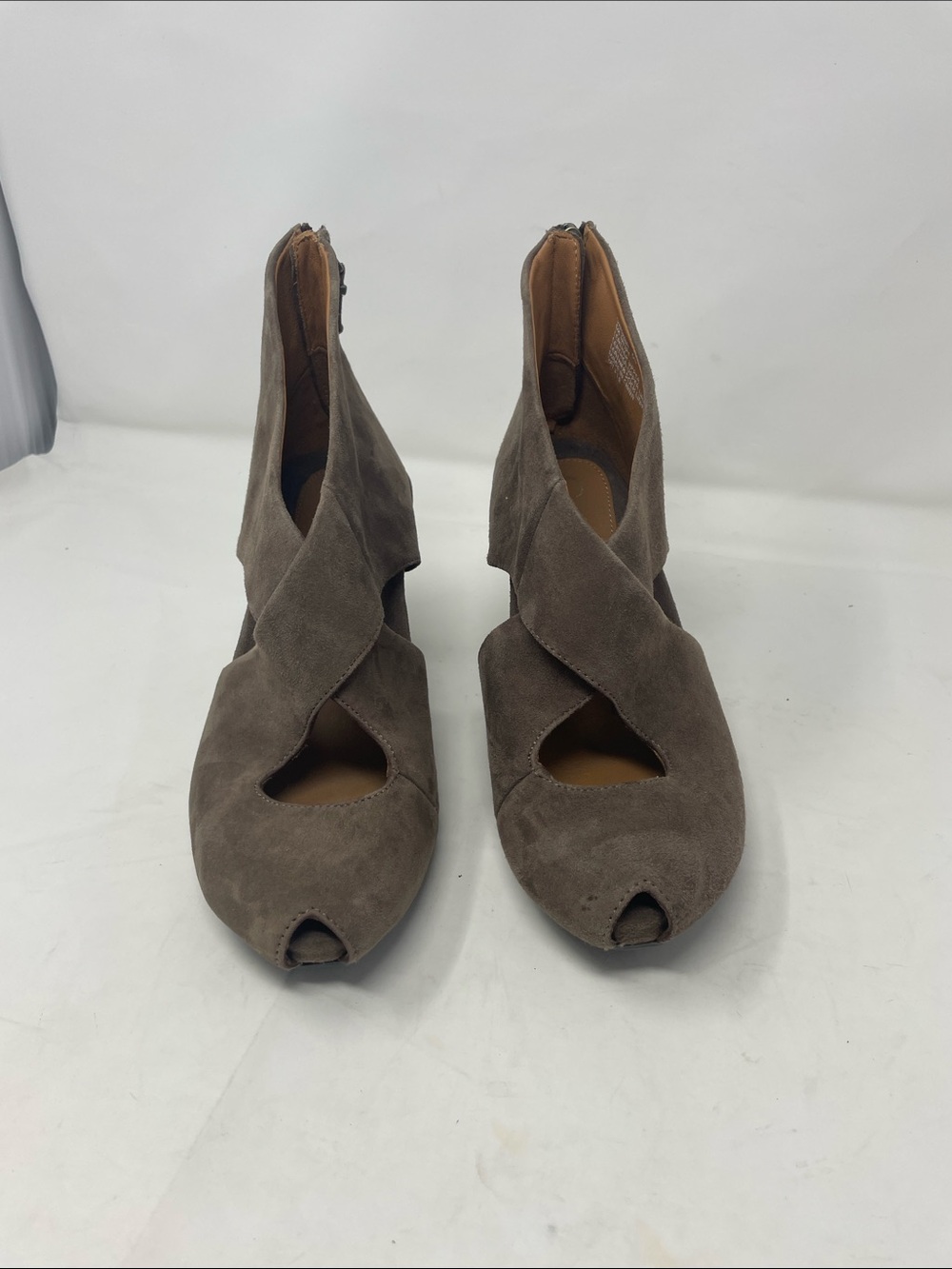 Earthies Taupe Suede Crisscross Peep-Toe Ankle Shoes Size 8 Excellent Condition